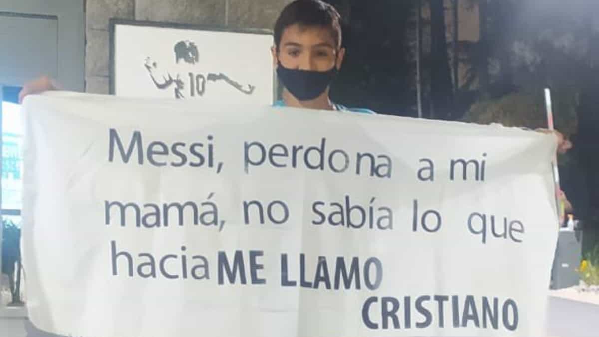 Un hincha sorprendió a todos en la concentración de Argentina al lucir un cartel en el que le pedía de una forma particular perdón a Lionel Messi.