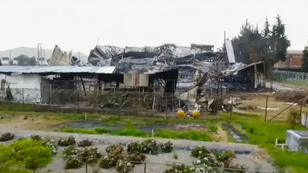 En completas ruinas; así quedó la fábrica de colchones que se incendió en la calle 80 En completas ruinas; así quedó la fábrica de colchones que se incendió en la calle 80