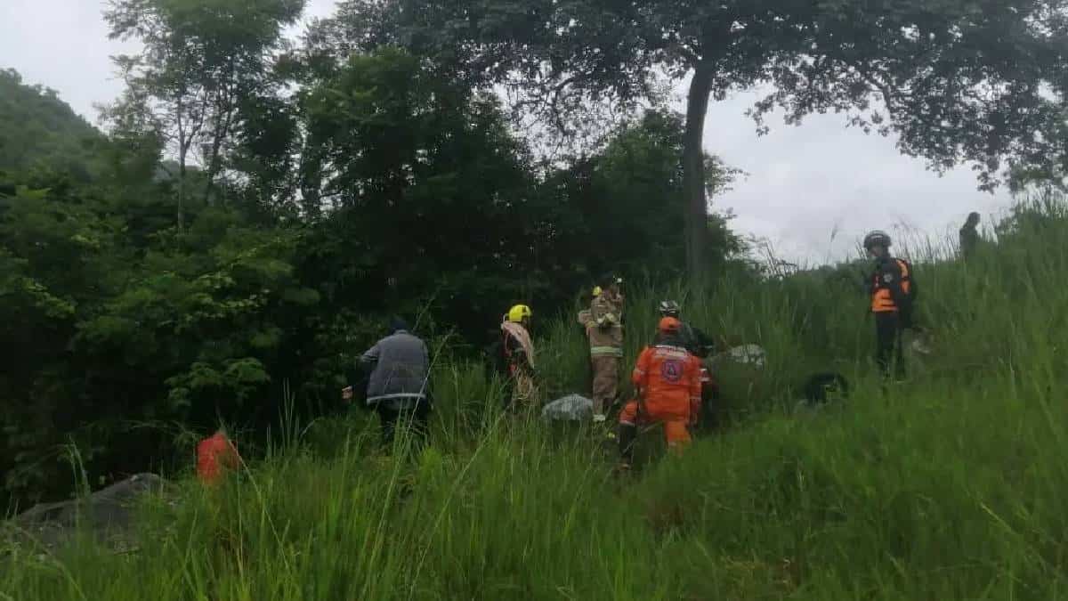 Hallan sin vida a mujer y menor arrastradas por creciente en Arbeláez