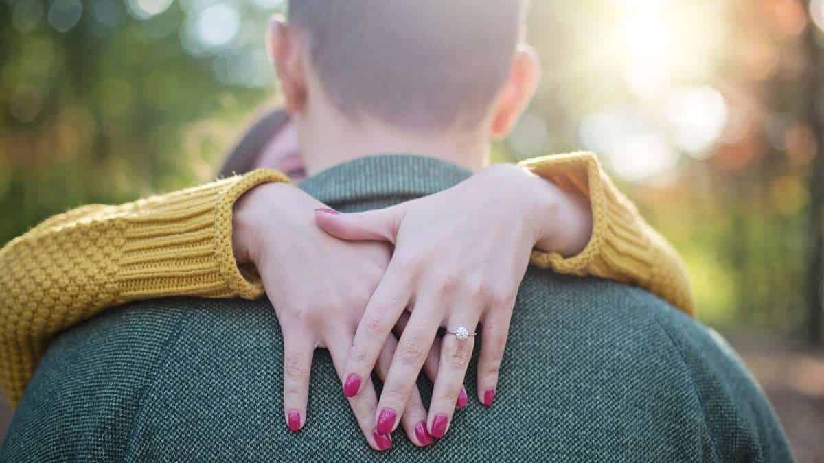 La mujer terminó su compromiso con una pancarta.