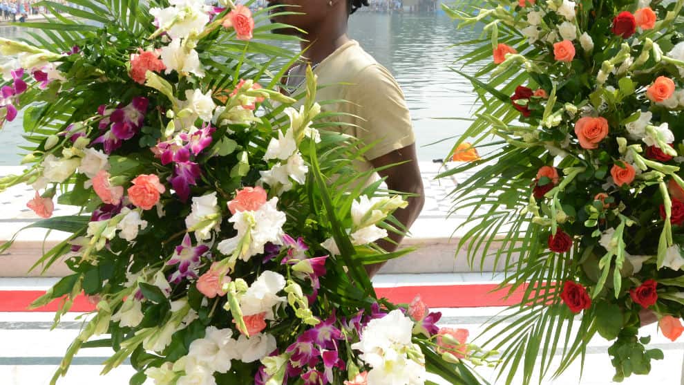 Un hombre desentierra a una bebé con vida al sepultar a su hija en India