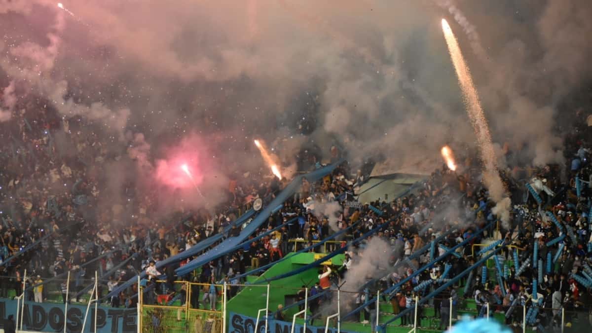 Hinchas del boliviano Blooming irrumpen entrenamientos: pintaron y pincharon carros