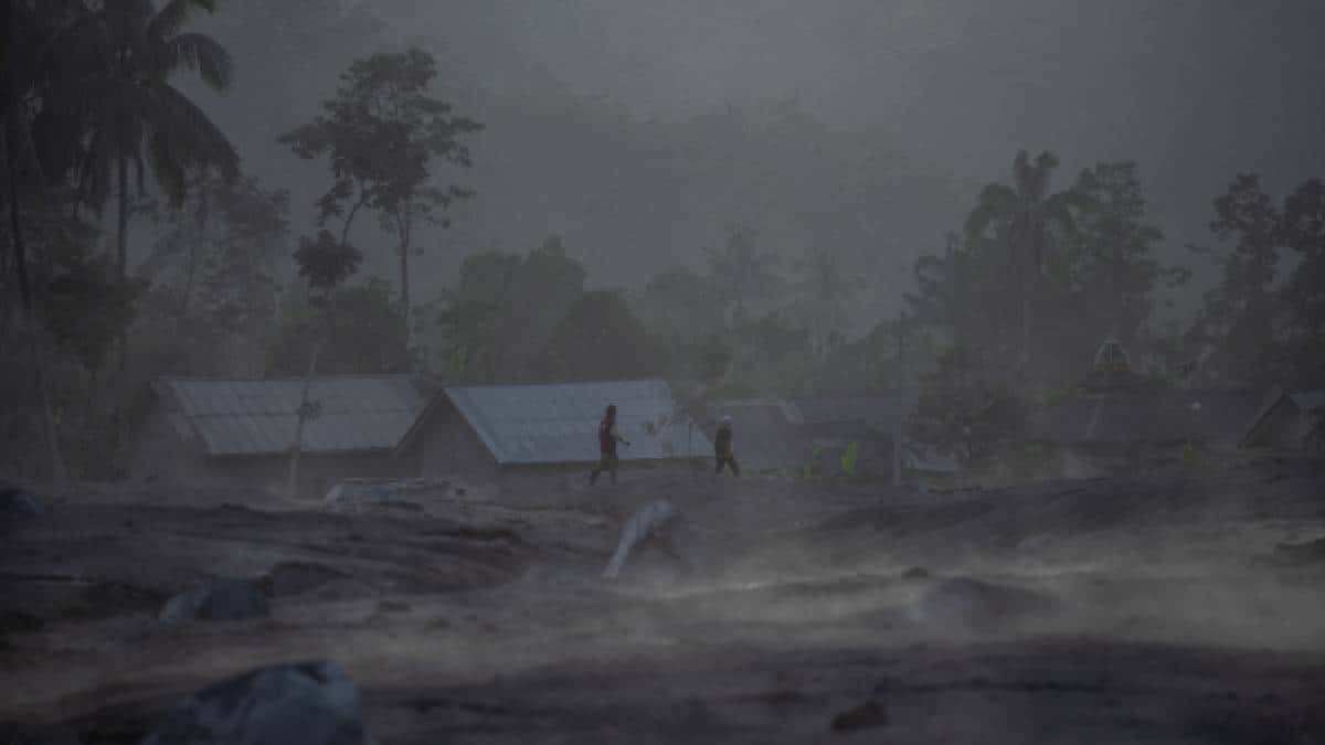 Foto: AFP Evacuaciones por erupción de volcán en Indonesia