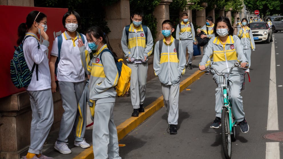 Alumnos chinos regresan a clases con ayuda de brazaletes electrónicos