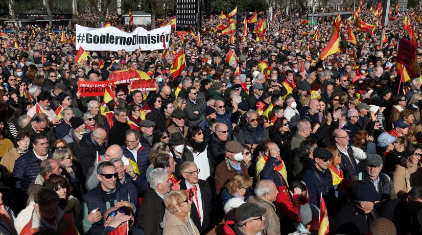 Foto: AFP Personas protestan en Madrid contra el Gobierno