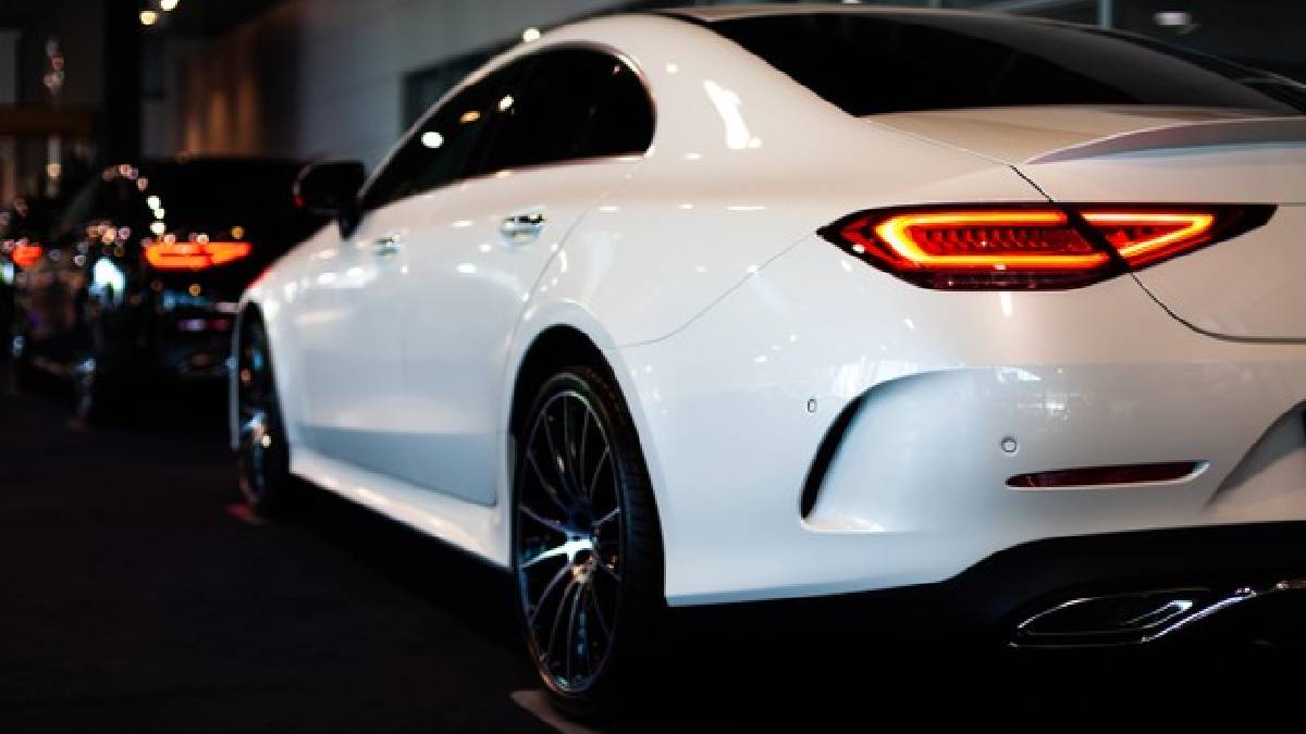 Un ex empleado enfadado de Mercedes Benz destruyó 50 vehículos con un excavadora