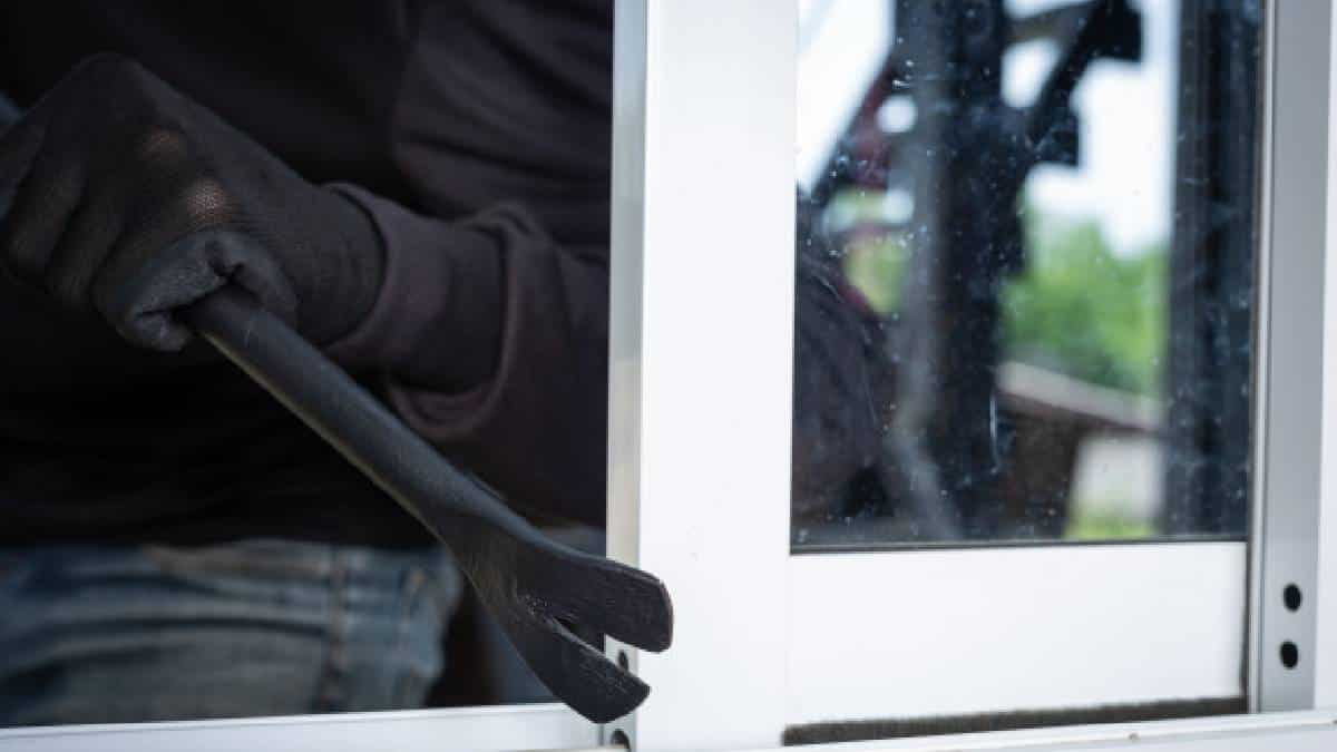 Mujer graba el momento en que un hombre intenta entrar a robar a su casa