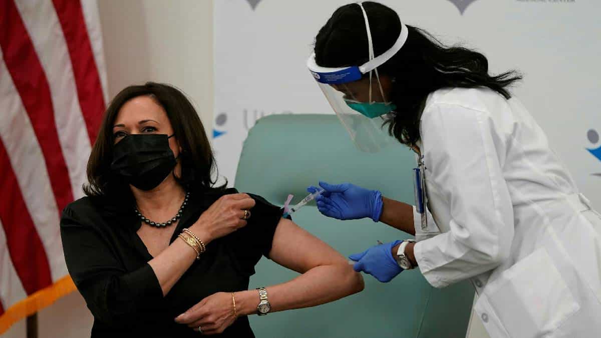 Kamala Harris recibió vacuna contra el covid-19 frente a las cámaras