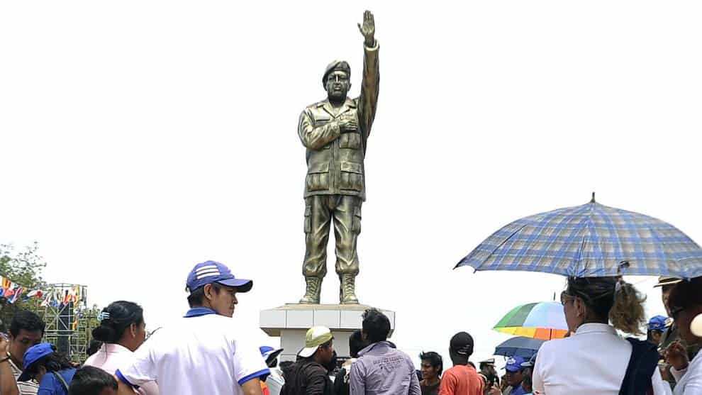 Destruyen estatua de Hugo Chávez durante protestas en Bolivia