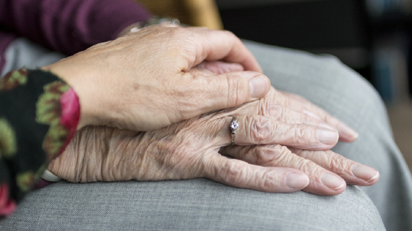 Ex primer ministro de países bajos y su esposa decidieron morir en una "eutanasia doble"