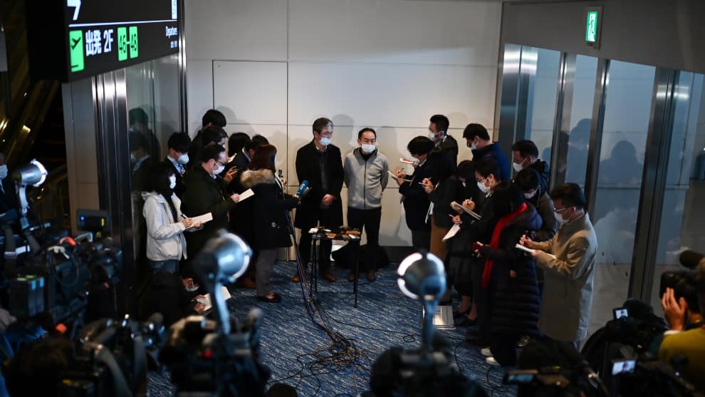 Evacúan a más de 200 japoneses de Wuhan por coronavirus