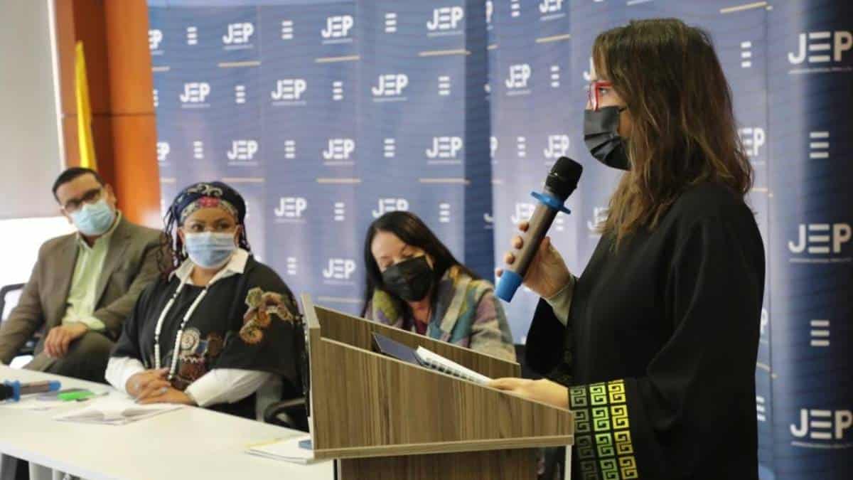 ExFarc presentan informe sobre crímenes de guerra del Estado ante JEP