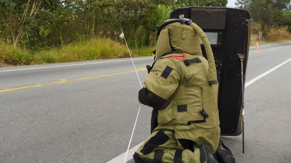 Las autoridades adelantan los respectivos registros para descartar la presencia de otras cargas explosivas. Foto: Ejército.