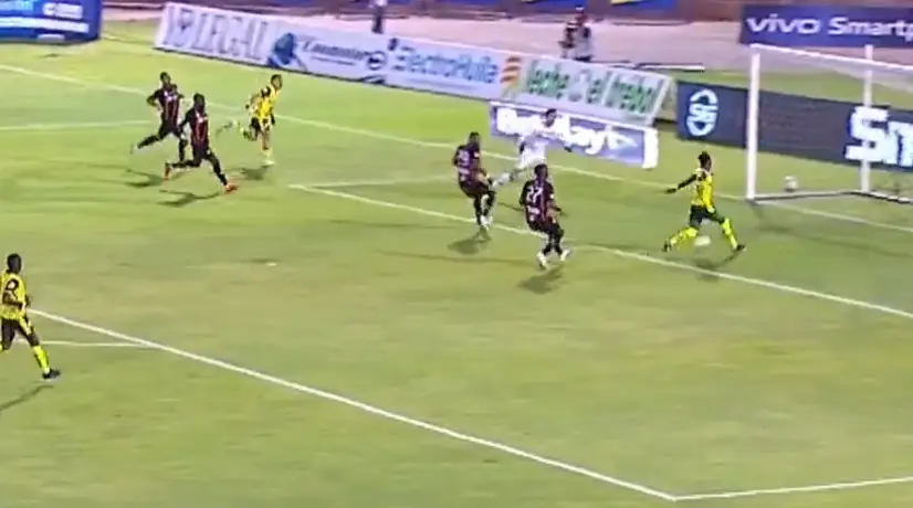 Faber Gil erró gol debajo del arco