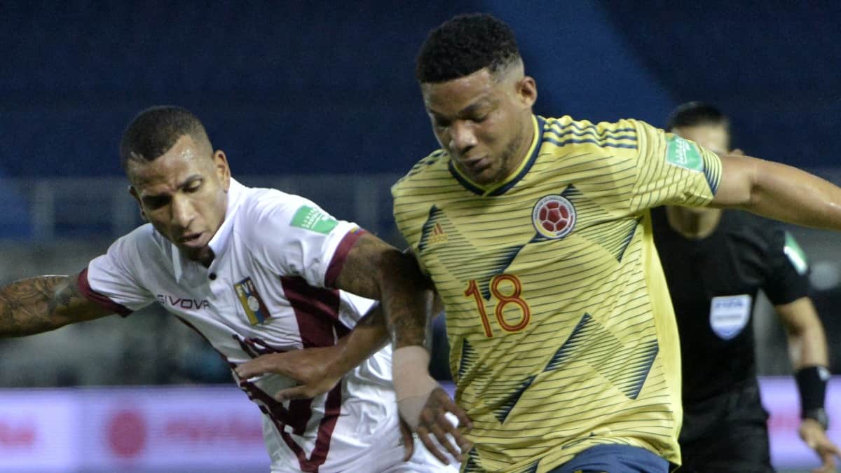 Frank Fabra disputando un balón en Colombia vs Venezuela