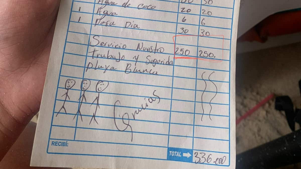 La factura que ocasionó la molestia de la turista.