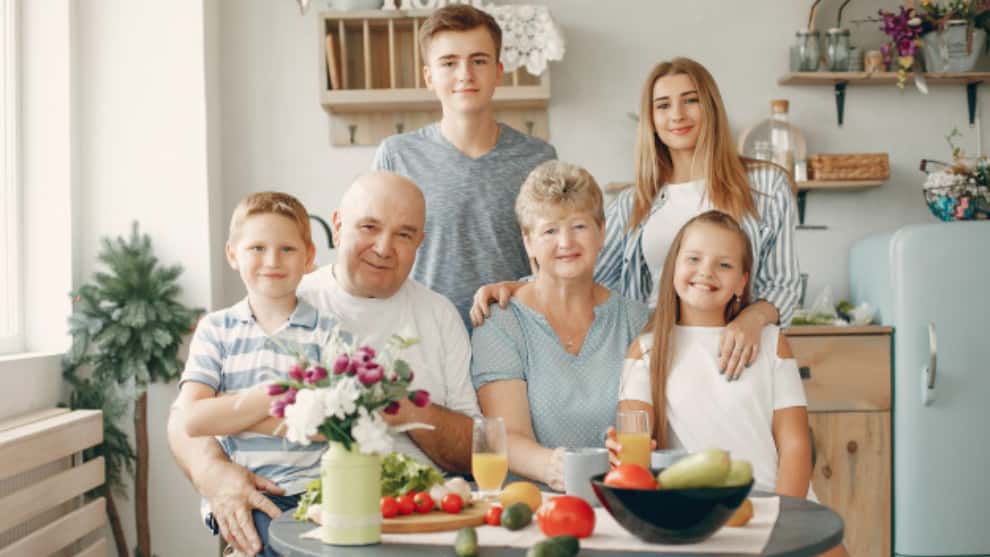 ¿Más barato por treintena? Pareja pasa cuarentena con sus 31 hijos adoptivos