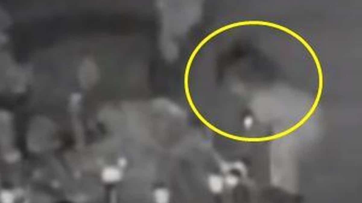 Aparición de un fantasma de una niña sobre la tumba de un niño