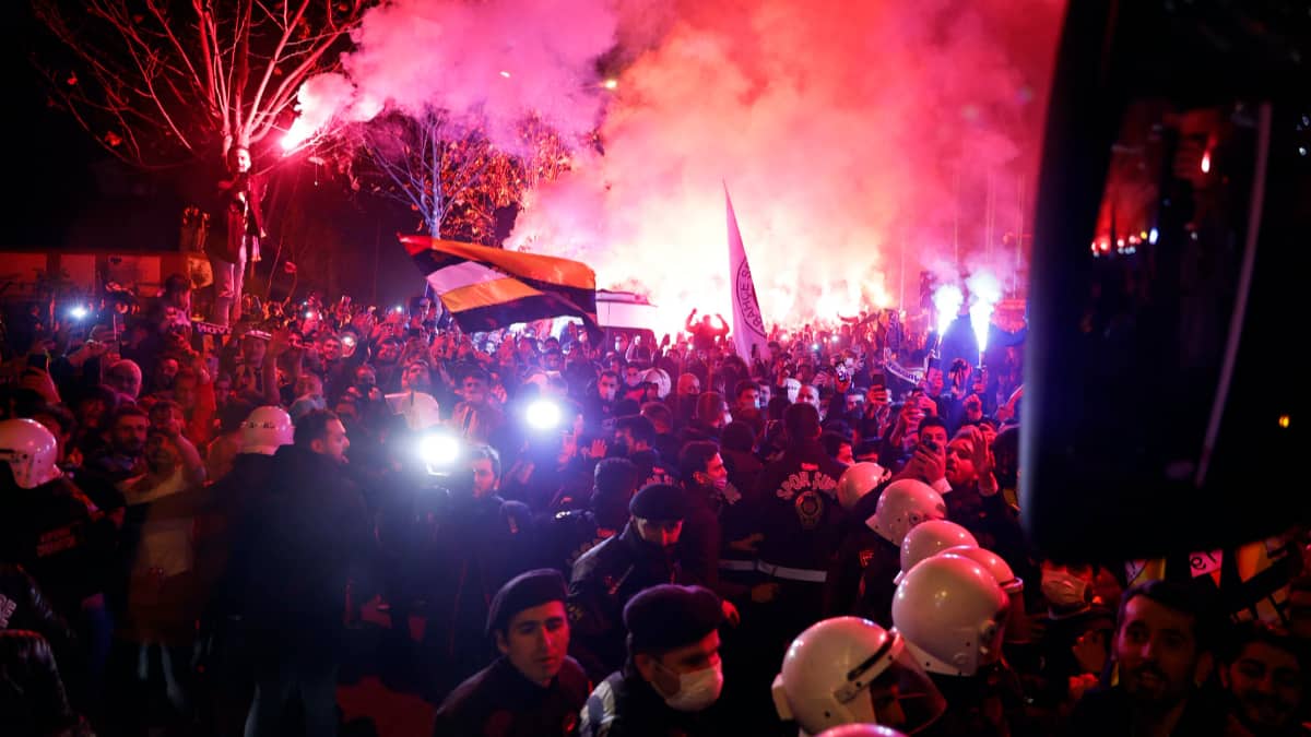 Aficionado en Turquía murió por crisis cardíaca tras un gol de su club