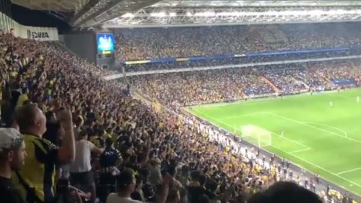 Hinchas del Fenerbahce coreando el nombre de Putin al Dinamo Kiev