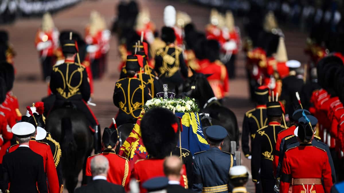 Féretro de la reina salió del Palacio de Buckingham