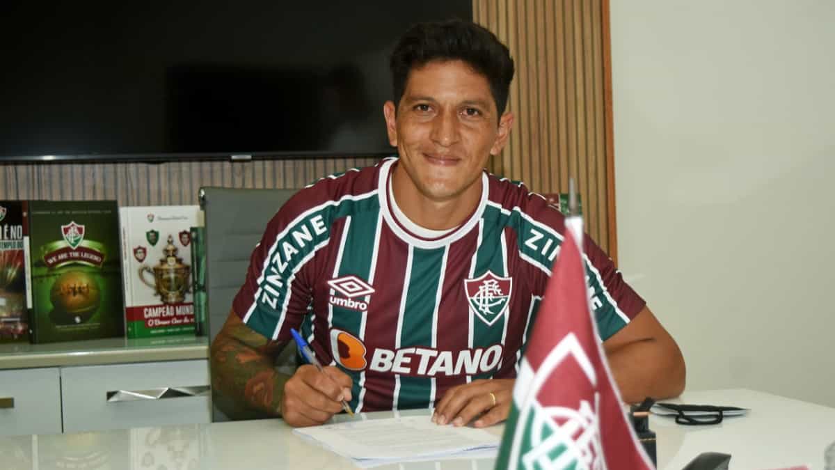 Germán Cano con la nueva camiseta de Fluminense.