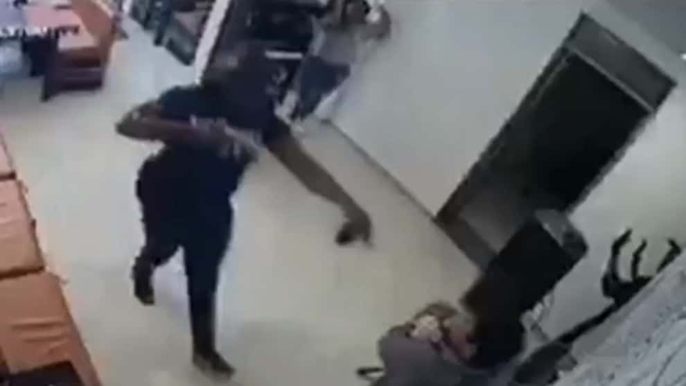 Las mujeres fueron perseguidas por los delincuentes.