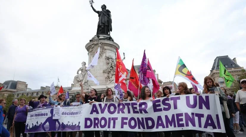 Francia busca incluir el aborto en su Constitución