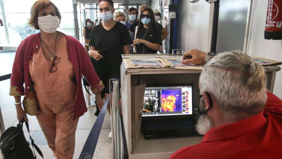 Francia exigirá prueba covid a viajeros de 16 países