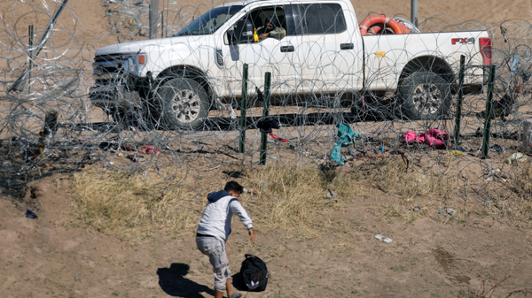 Texas anunció la construcción de una base militar en frontera con México para contener migración