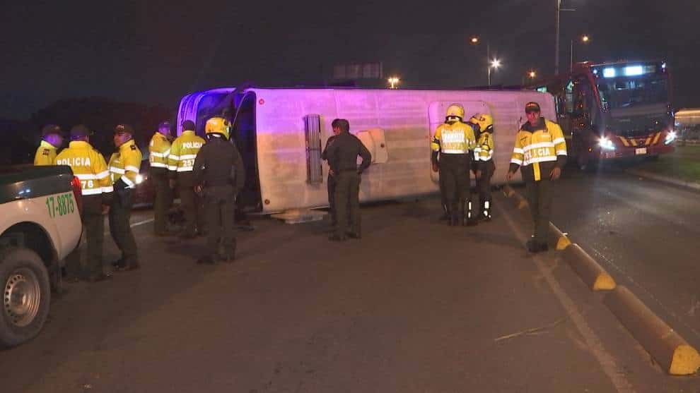 Se fugaron luego de volcarse el bus en el que iban detenidos