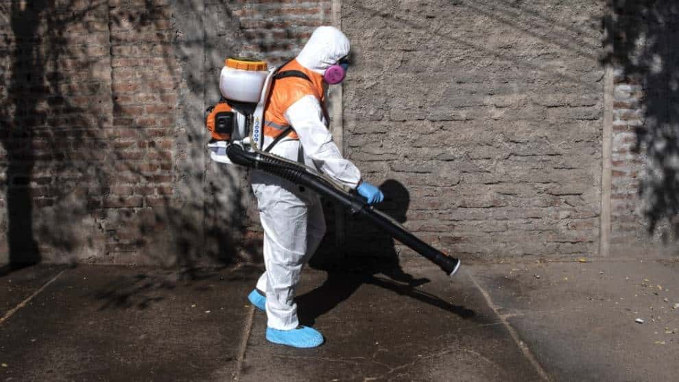 ¿Por qué rociar las calles con desinfectante es peligroso y poco eficaz contra el coronavirus?