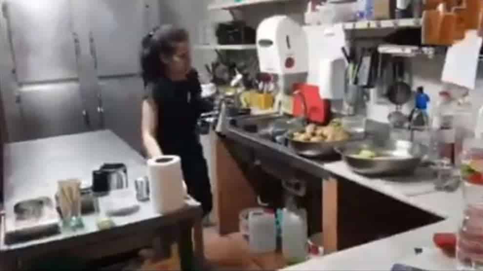 Exdefensora del pueblo del régimen de Maduro lava platos en un restaurante de España