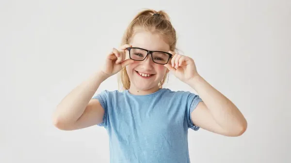 ¿Cómo escoger las gafas adecuadas para un niño? Aquí le damos algunos consejos