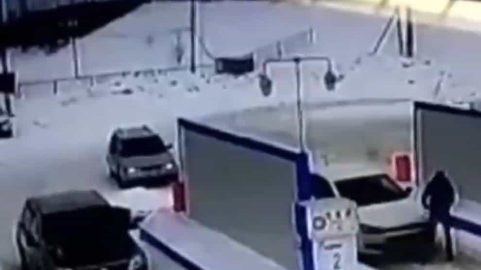 Impresionante momento en el que un carro explota en una bomba de gasolina. Foto: Archivo particular