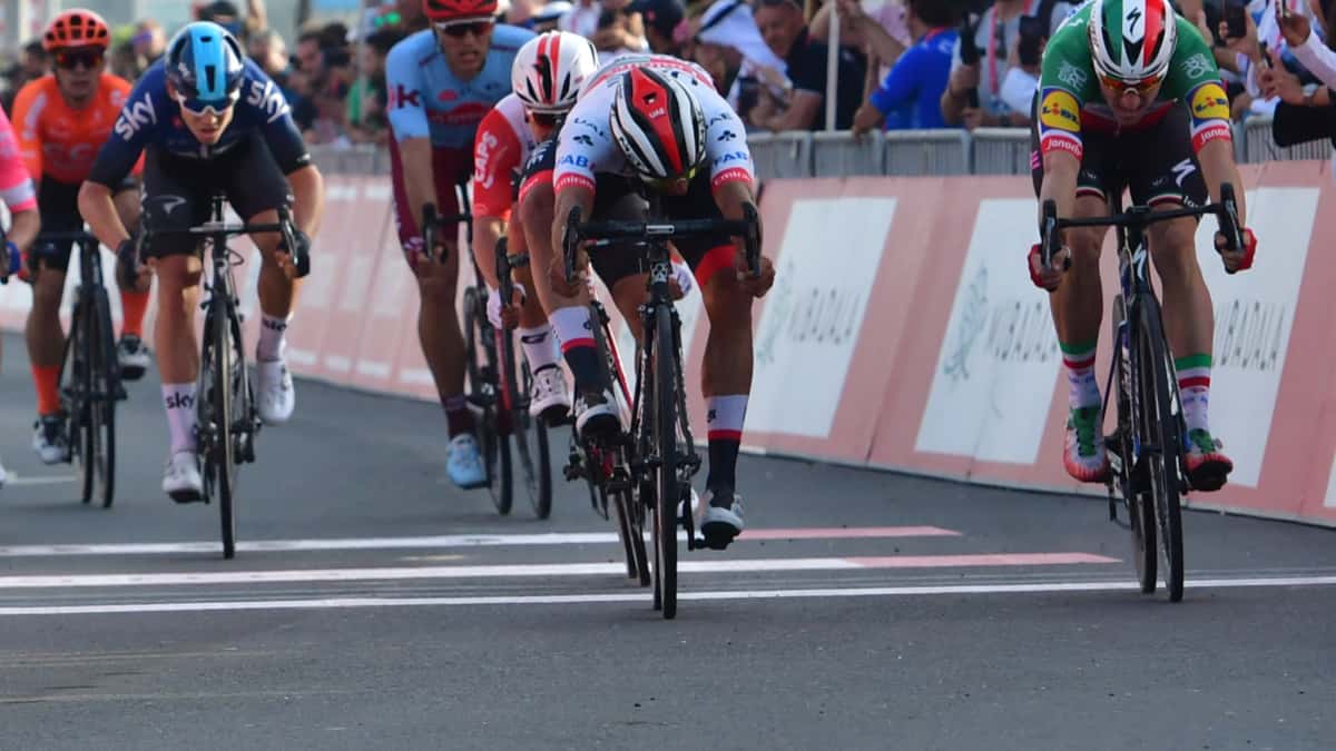 Fernando Gaviria (c) durante un embalaje.