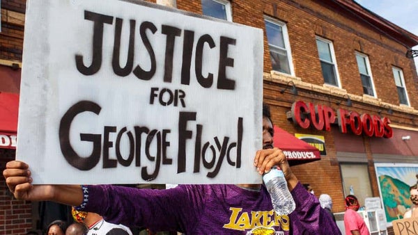 George Floyd fue asesinado por "compresión en el cuello", según autopsia