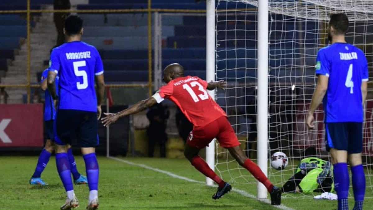 Gol insólito de Canadá le da la victoria sobre El Salvador.