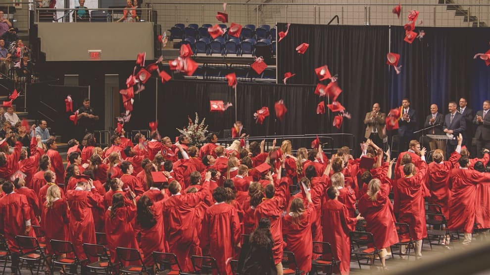 Robots asisten a ceremonia de graduación gracias al coronavirus