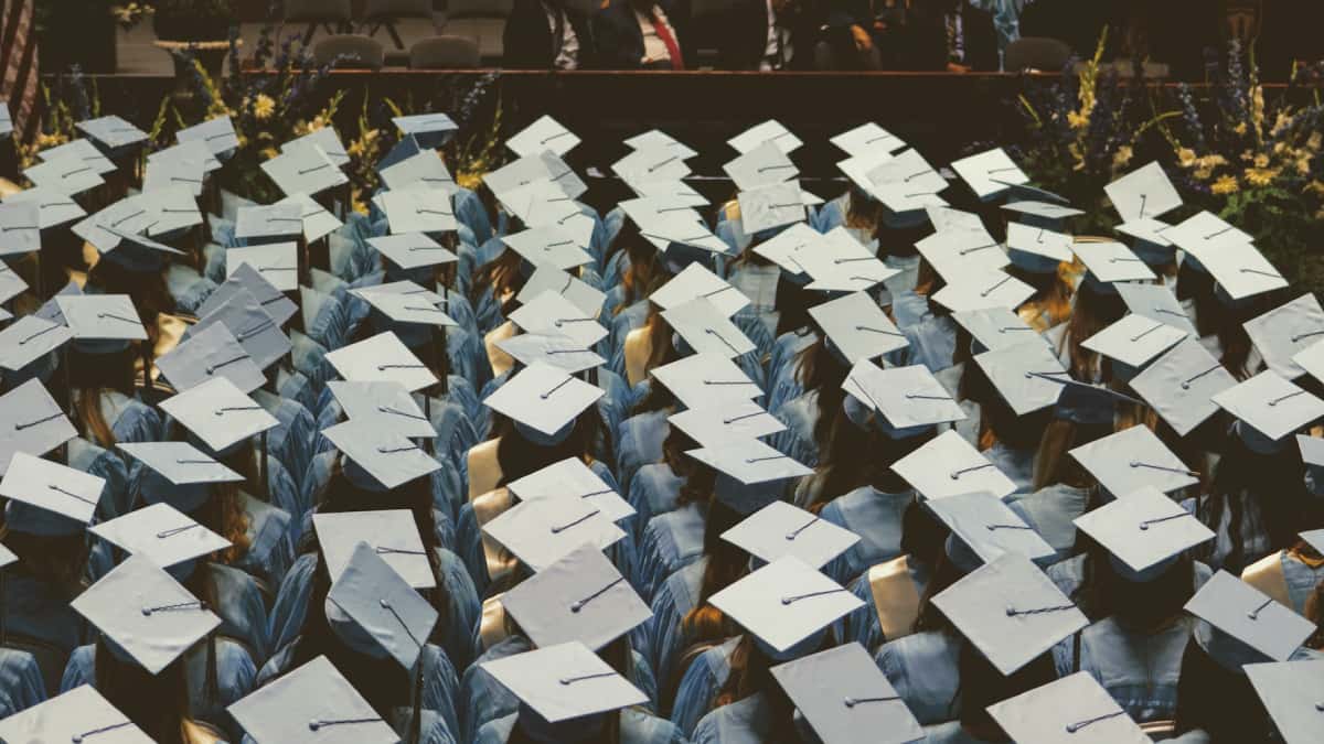 Joven besó a una docente en plena ceremonia de grado