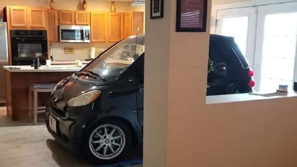 Hombre parqueó el carro en la cocina de su casa para protegerlo del huracán Doria