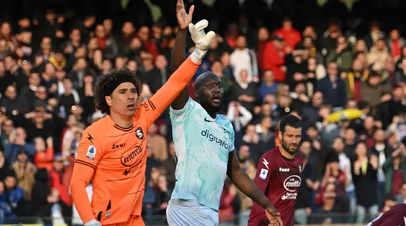 Guillermo Ochoa, figura de Salernitana contra el Inter