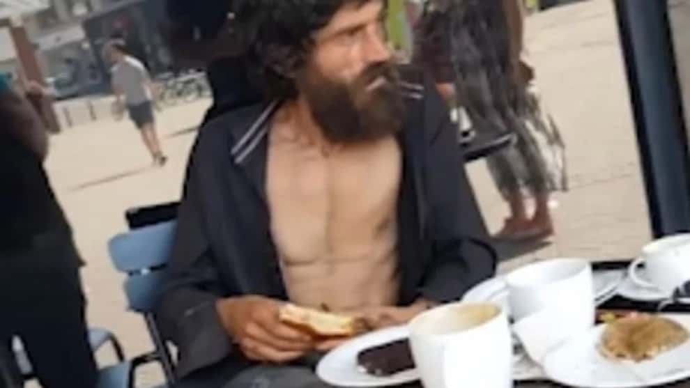 Empleados sacaron a un habitante de la calle de una reconocida tienda de café