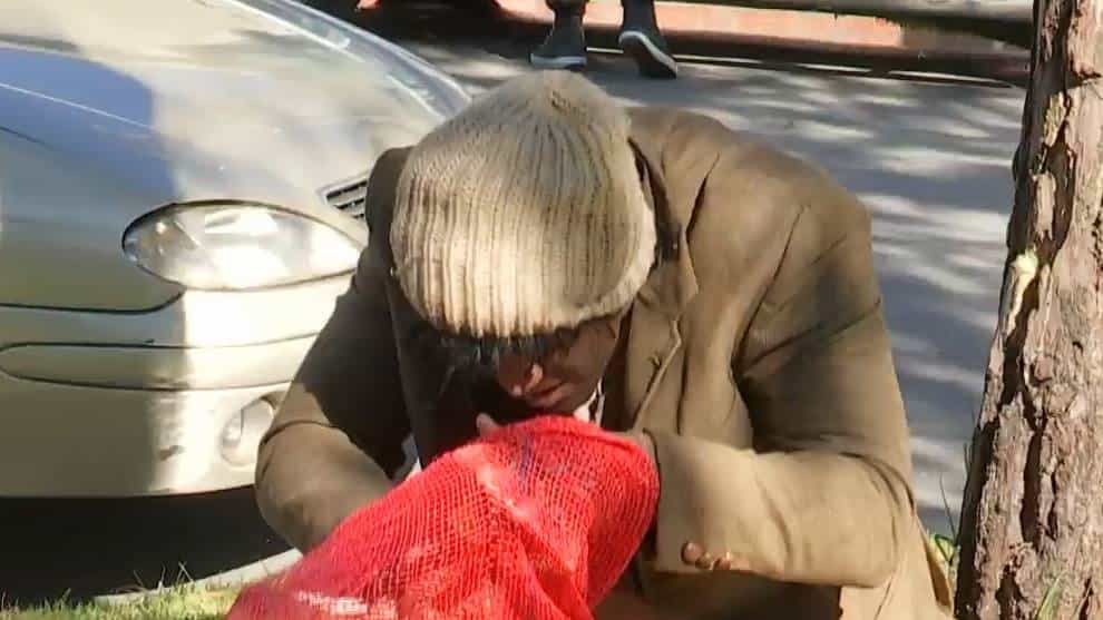 Periodista se viste de habitante de calle y este es el trato que recibió