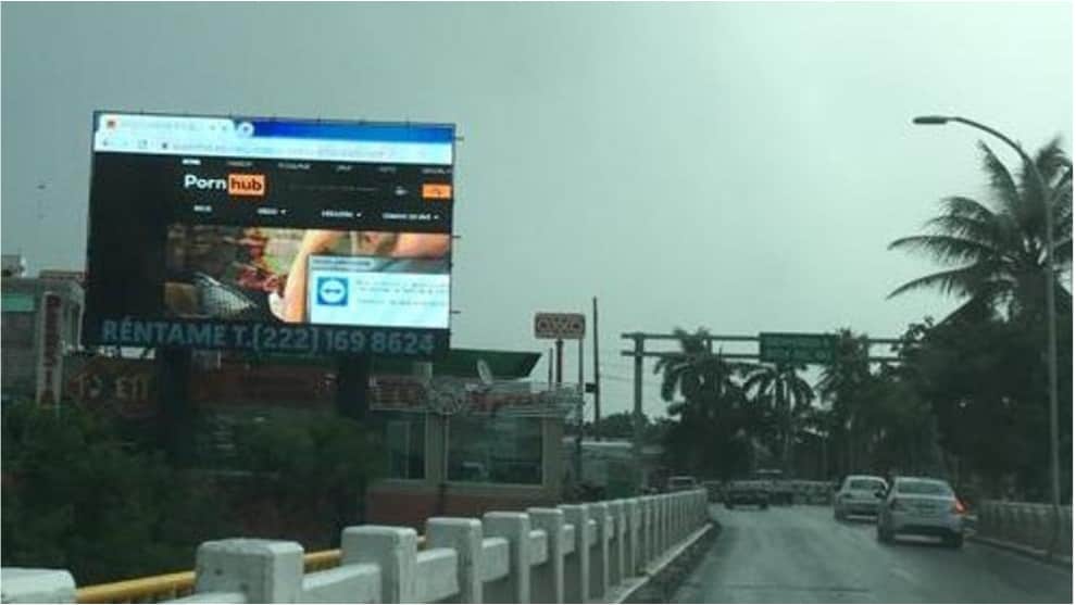 Hackean una pantalla publicitaria y proyectan una película porno en una concurrida avenida