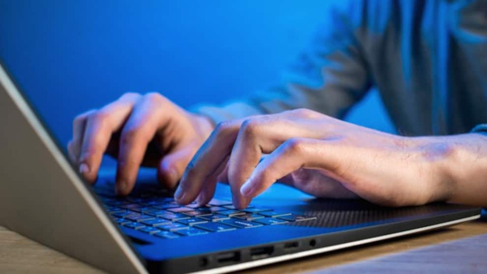 Extorsionaba a sus novias para que abusaran sexualmente de sus hijos