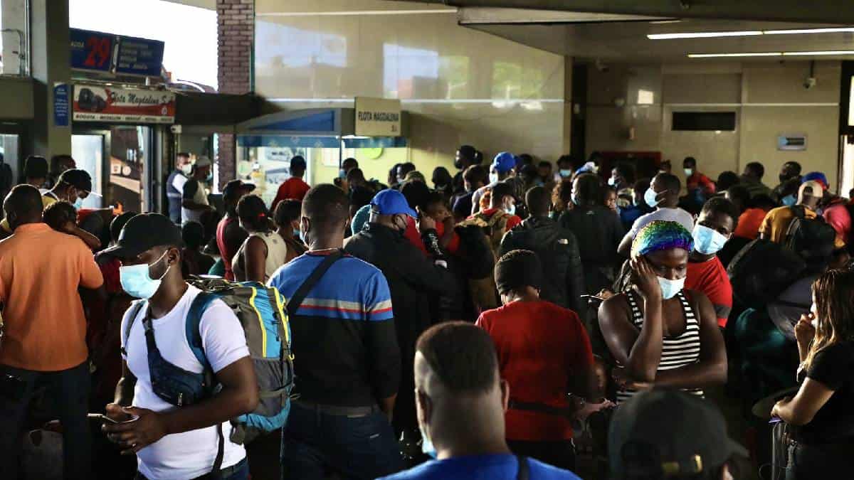 Haitianos en el terminal de transporte de Cali