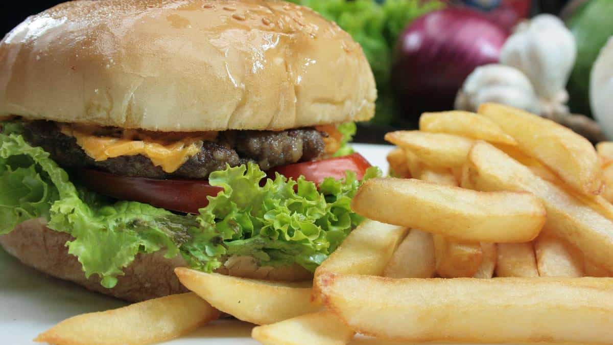 Mujer encontró dedo humano dentro de una hamburguesa