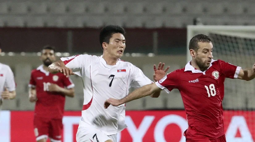 Han Kwang-song (i) volvió a jugar con la selección de Corea del Norte.