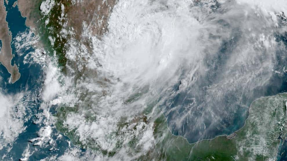 Hanna se degrada a tormenta tropical al pasar por Texas, EE.UU.